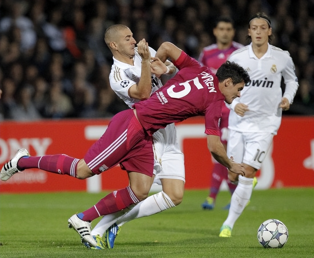 风云突变!里昂集结日调整名单,荷甲版图或变,赛场秩序良好,球队文化再被提及的简单介绍 风云突变!里昂集结日调整名单,荷甲版图或变,赛场秩序良好,球队文化再被提及的简单介绍