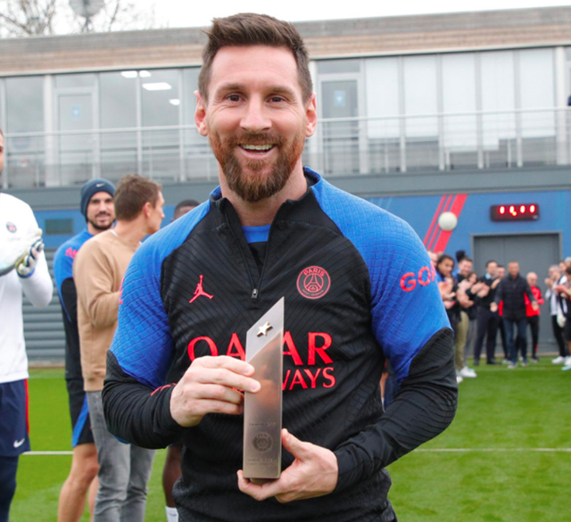 包含法兰克福发布备战花絮；今晨复出首秀；法国杯任务艰巨；纪律约束更严格的词条