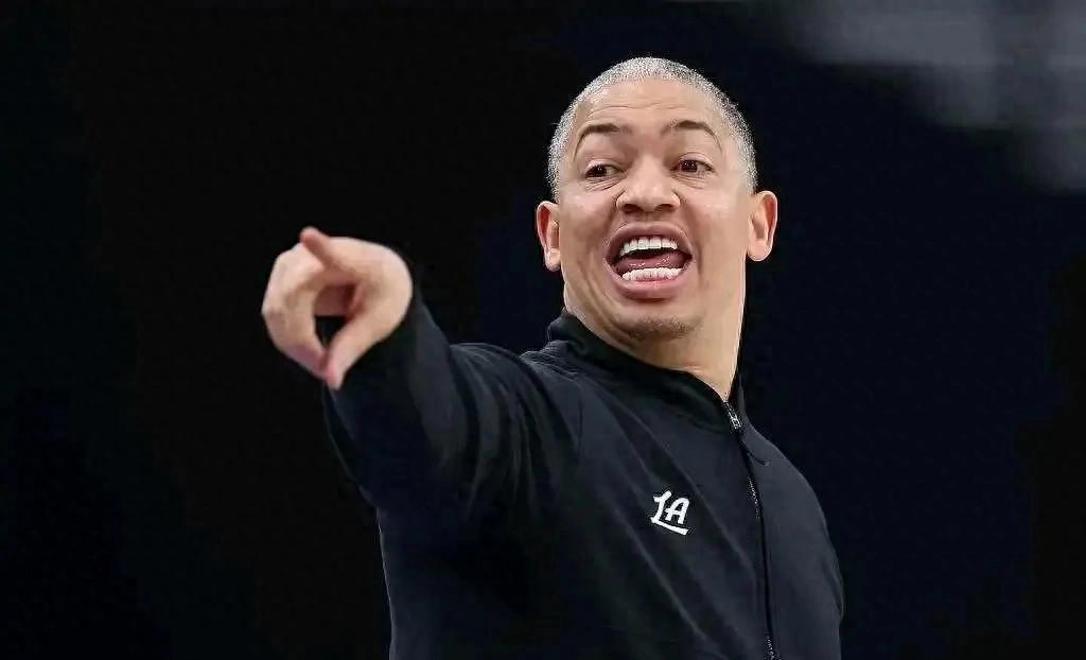 洛杉矶快船训练开放日，加时末段战术微调引欢呼，NBA常规赛在即，临场指挥获称赞的简单介绍