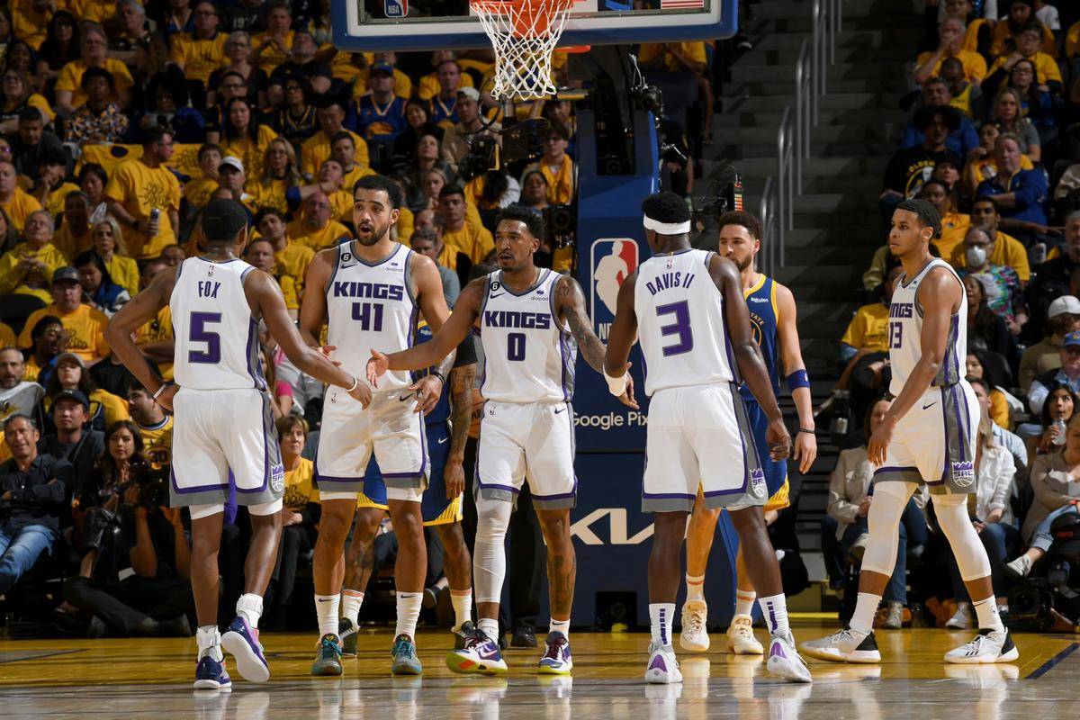 洛杉矶快船训练开放日，加时末段战术微调引欢呼，NBA常规赛在即，临场指挥获称赞的简单介绍